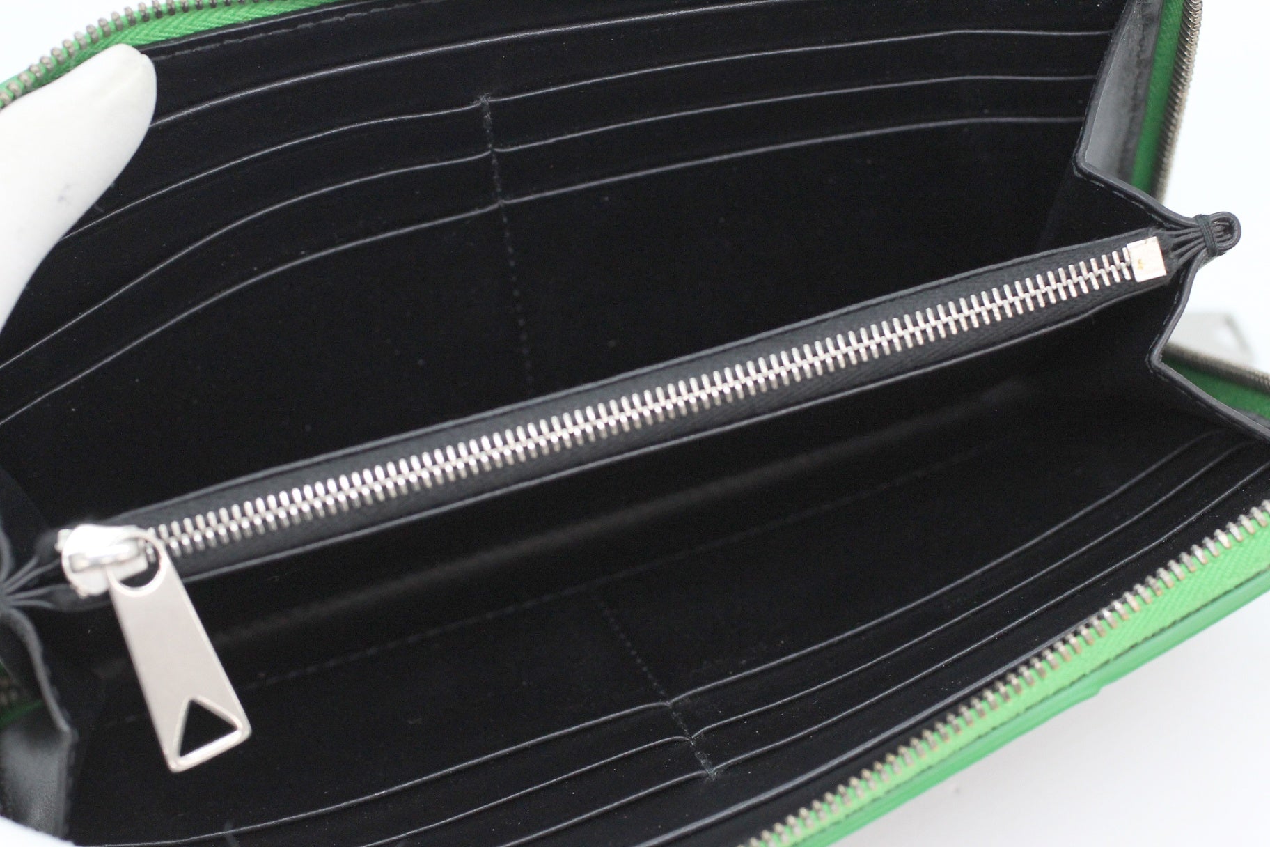 BOTTEGA VENETA(ボッテガヴェネタ) マキシイントレチャート カセット レザー ラウンドジップウォレット グリーン×ブラック - 安心保証・業界最安値の販売 福助