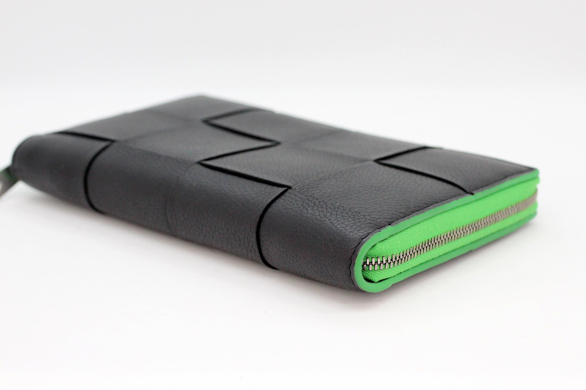 BOTTEGA VENETA(ボッテガヴェネタ) マキシイントレチャート カセット レザー ラウンドジップウォレット グリーン×ブラック - 安心保証・業界最安値の販売 福助