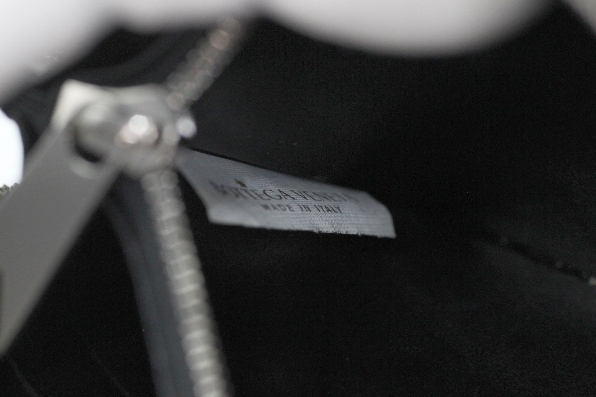 BOTTEGA VENETA(ボッテガヴェネタ) マキシイントレチャート カセット レザー ラウンドジップウォレット グリーン×ブラック - 安心保証・業界最安値の販売 福助