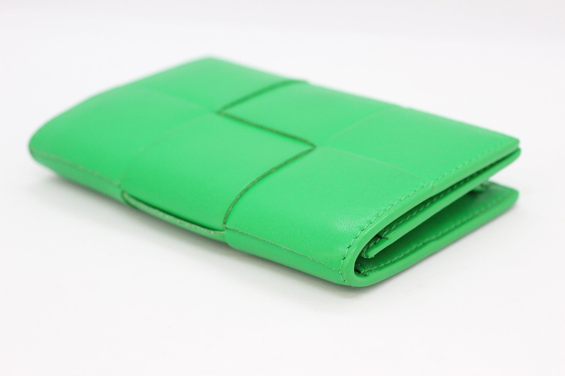 BOTTEGA VENETA (ボッテガヴェネタ) カセット ビジネスカードケース イントレチャート パラキート(グリーン) 679849VBWD33724 - 安心保証・業界最安値の販売 福助