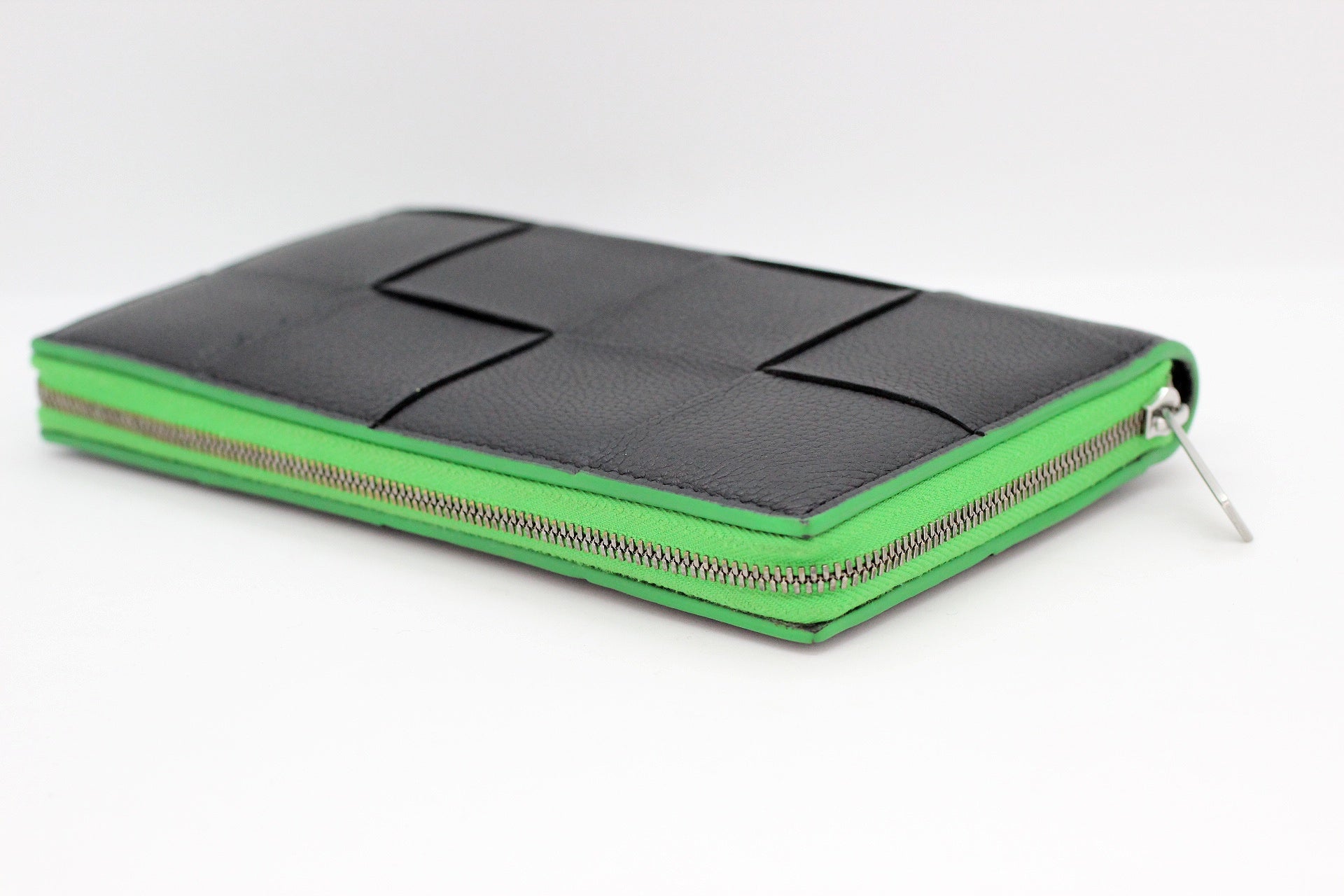 BOTTEGA VENETA(ボッテガヴェネタ) マキシイントレチャート カセット レザー ラウンドジップウォレット グリーン×ブラック - 安心保証・業界最安値の販売 福助