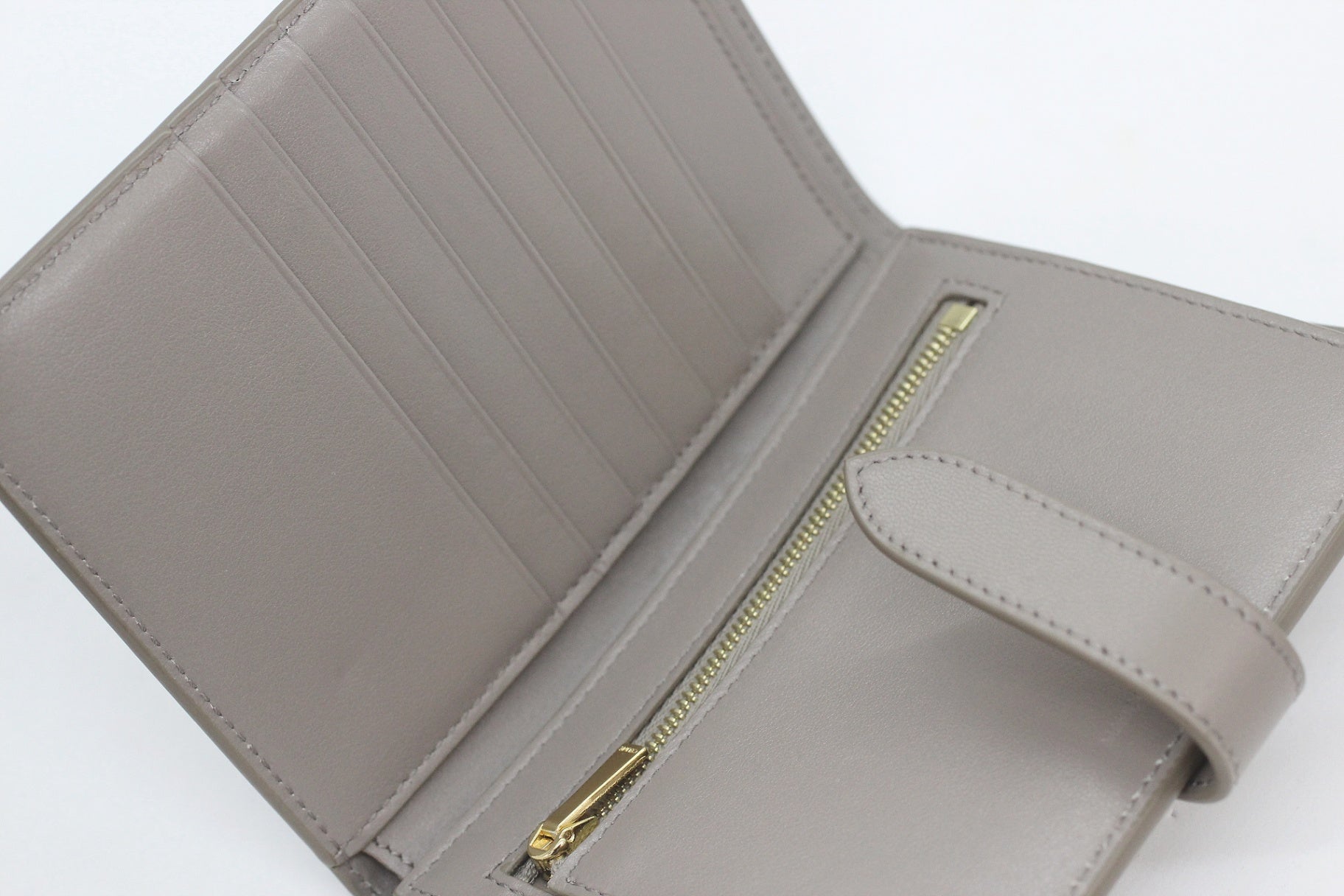 CELINE(セリーヌ) ミディアムストラップウォレット 二つ折り財布 グレー コンパクト - 安心保証・業界最安値の販売 福助