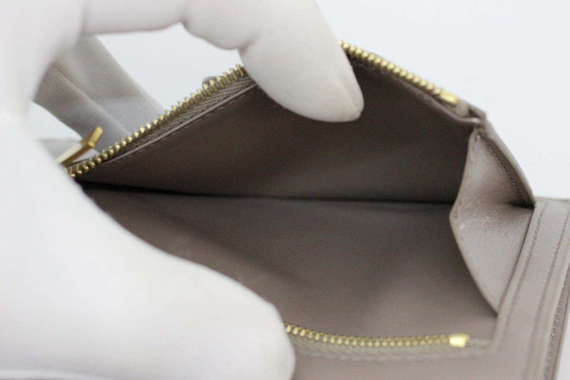 CELINE(セリーヌ) ミディアムストラップウォレット 二つ折り財布 グレー コンパクト - 安心保証・業界最安値の販売 福助