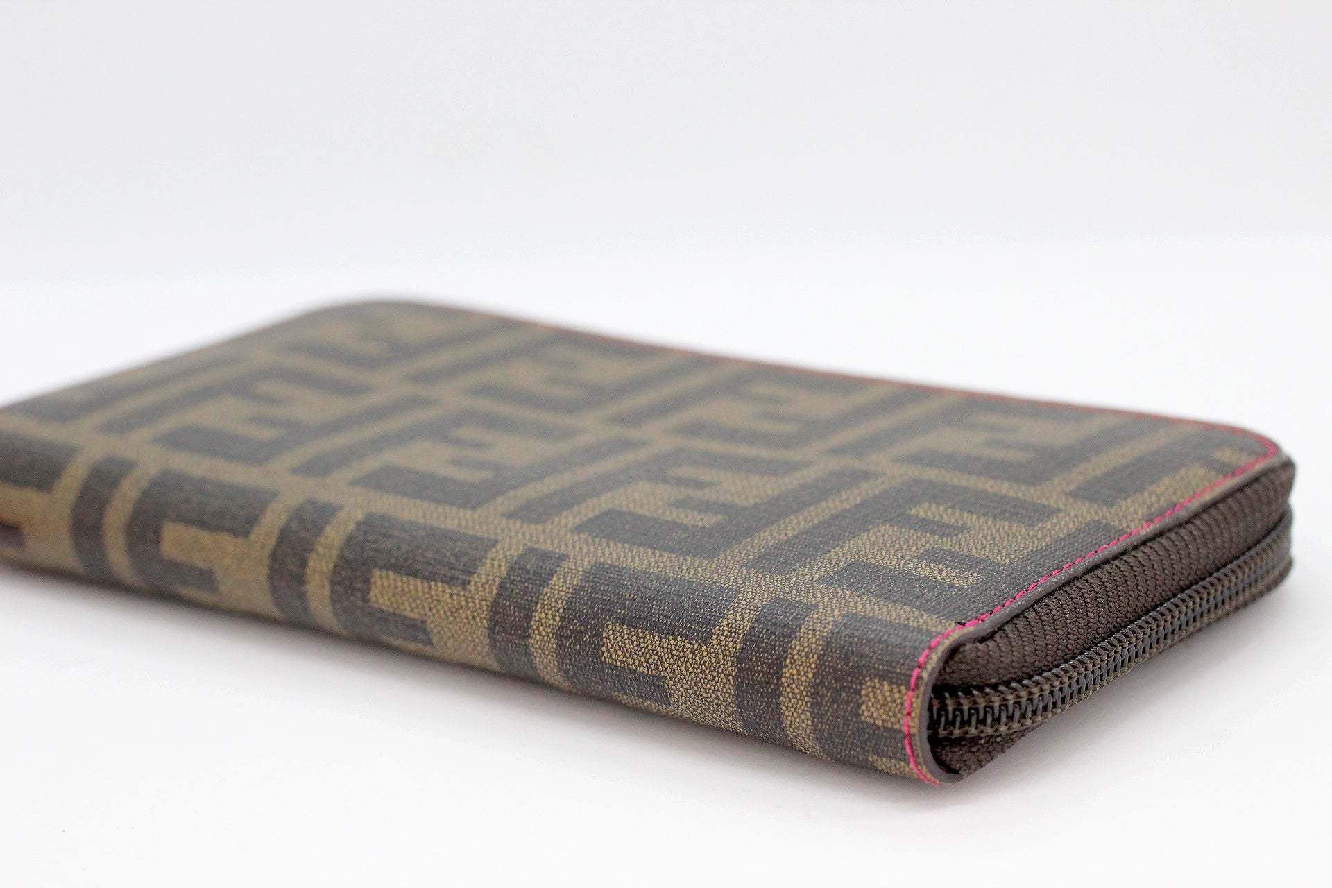 FENDI(フェンディ) ジップウォレット ラウンドファスナー財布 ズッカ 8M0024 00ZM5 F0GQH 長財布 - 安心保証・業界最安値の販売 福助