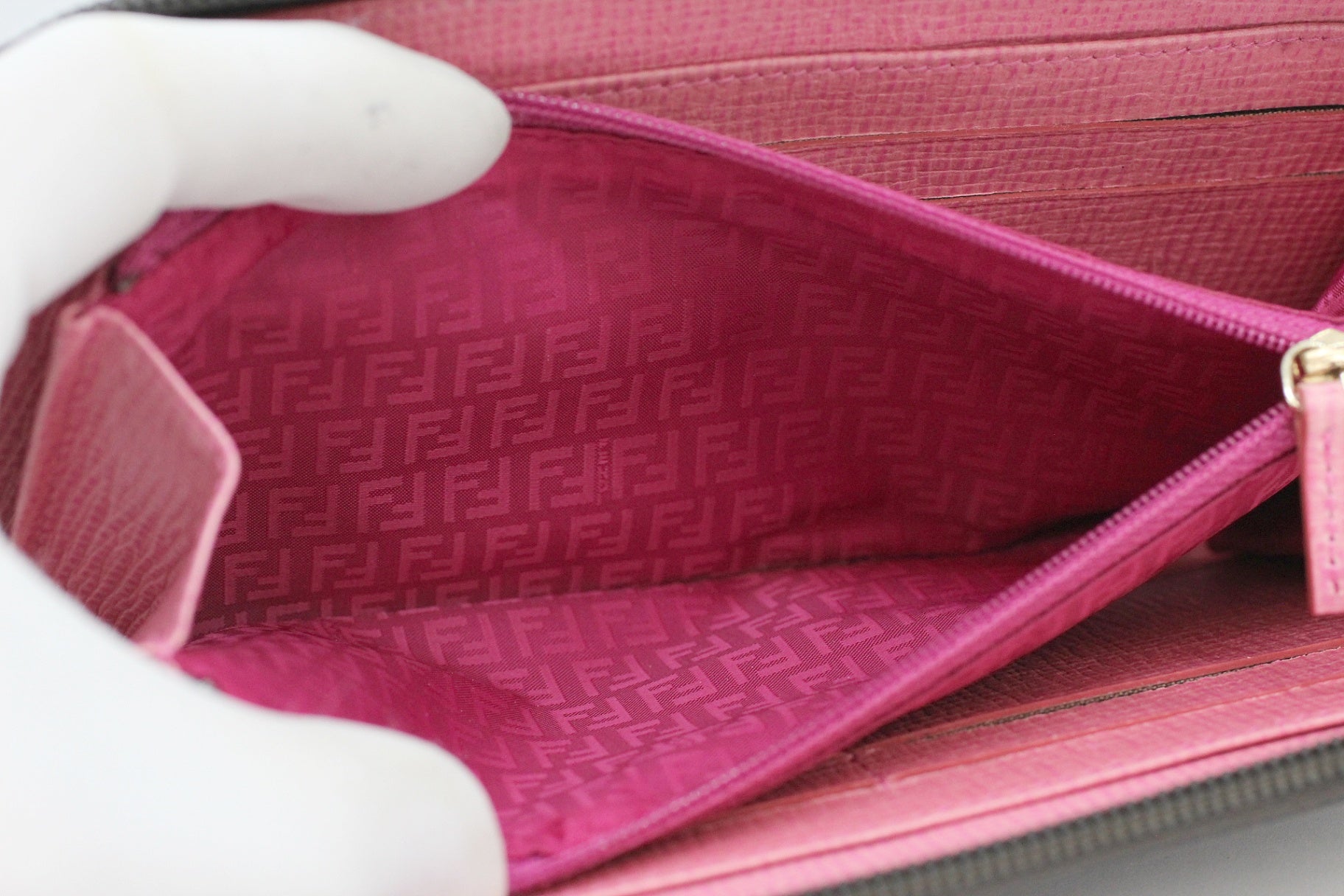 FENDI(フェンディ) ジップウォレット ラウンドファスナー財布 ズッカ 8M0024 00ZM5 F0GQH 長財布 - 安心保証・業界最安値の販売 福助