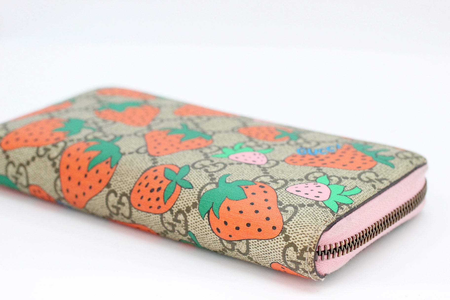 GUCCI [グッチ] ジップウォレット STRAWBERRY PRINT ストロベリープリント B.EB.MULT/SUGAR PINK ラウンドファスナー財布 - 安心保証・業界最安値の販売 福助
