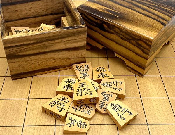 一舟作 錦旗書 将棋駒 本づけ特上彫り 黒柿将棋駒箱 付属 - 安心保証・業界最安値の販売 福助